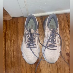 SIZE: 9.5 BROOKS GLYCERIN